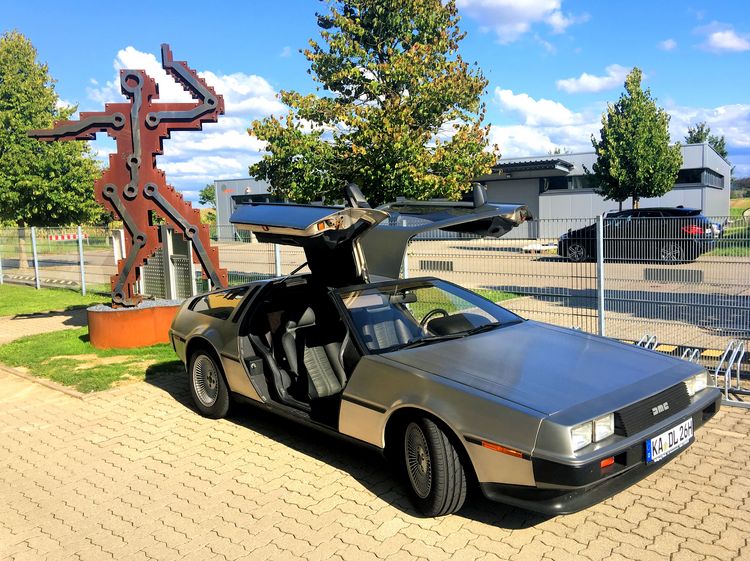 Petrus Wandrey Skulptur neben Edelstahl DeLorean